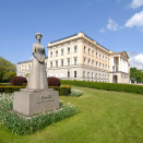 The statue of Queen Maud stands at the entrance to The Queen's Park. Foto: Jan Haug, Det kongelige hoff.